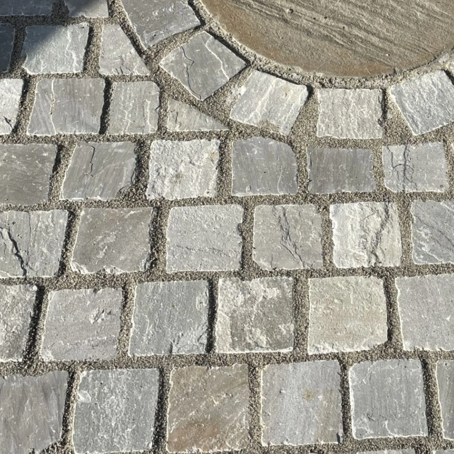 Kandla Grey Riven Sandstone 100X100 Square Setts - Image 3