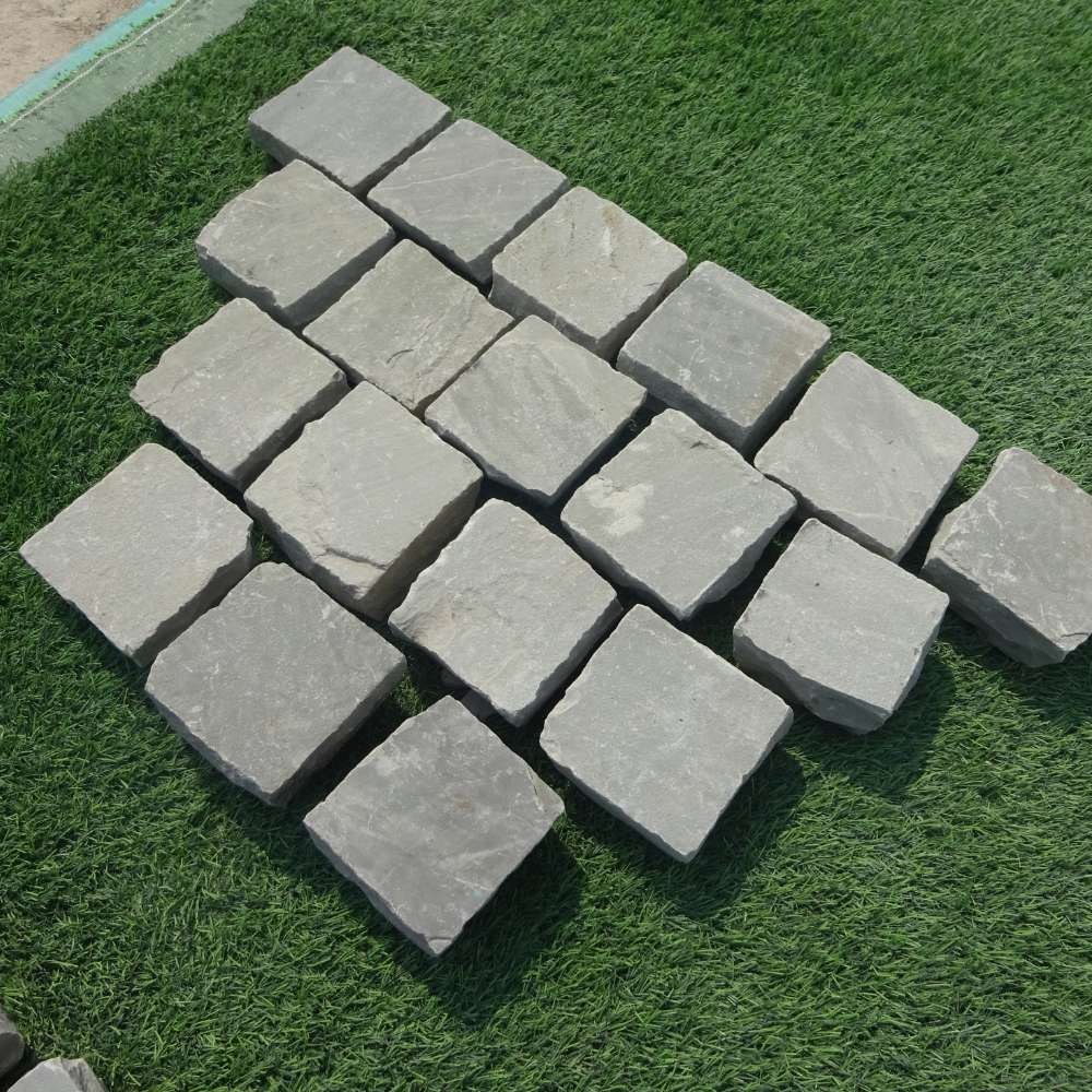Kandla Grey Riven Sandstone 100X100 Square Setts - Image 6